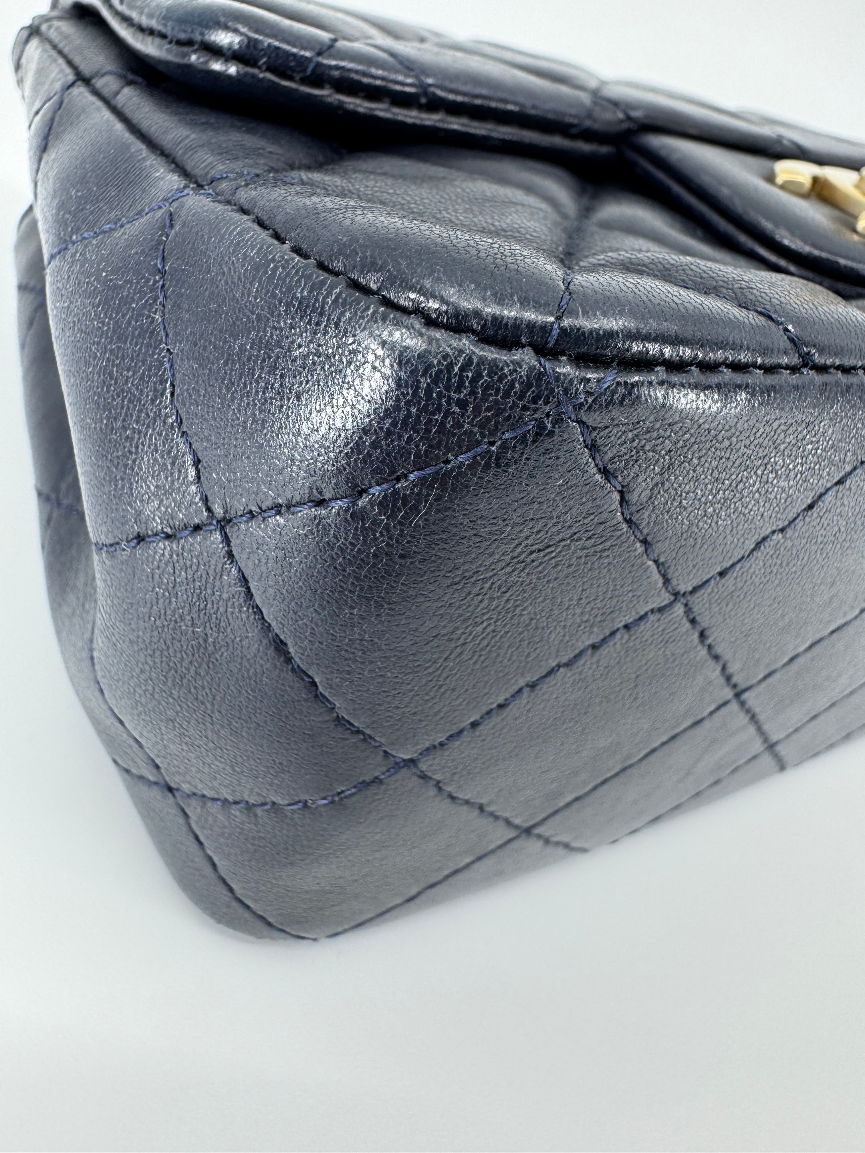 Chanel classic flap bag - Mini square