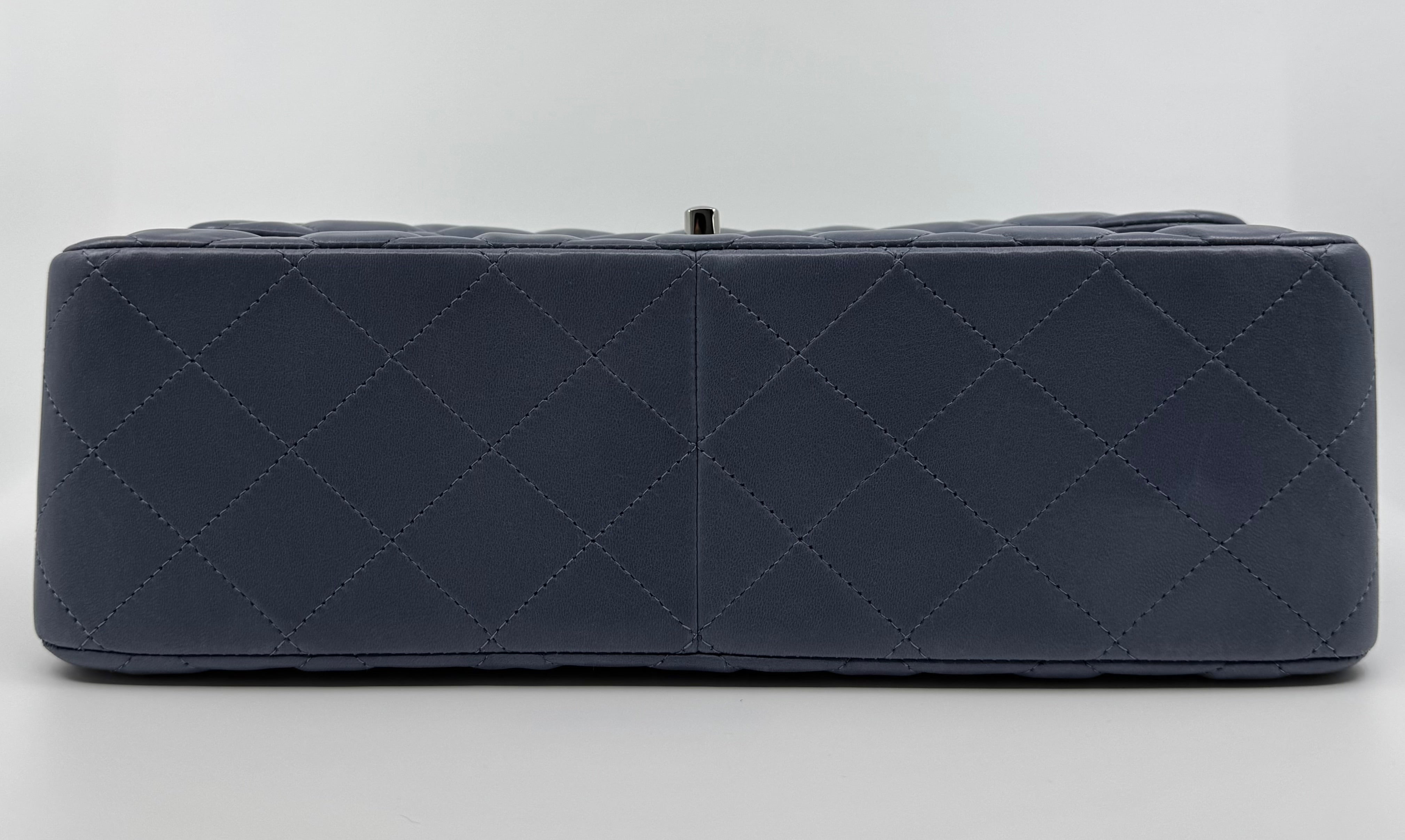Chanel classic flap bag - Jumbo