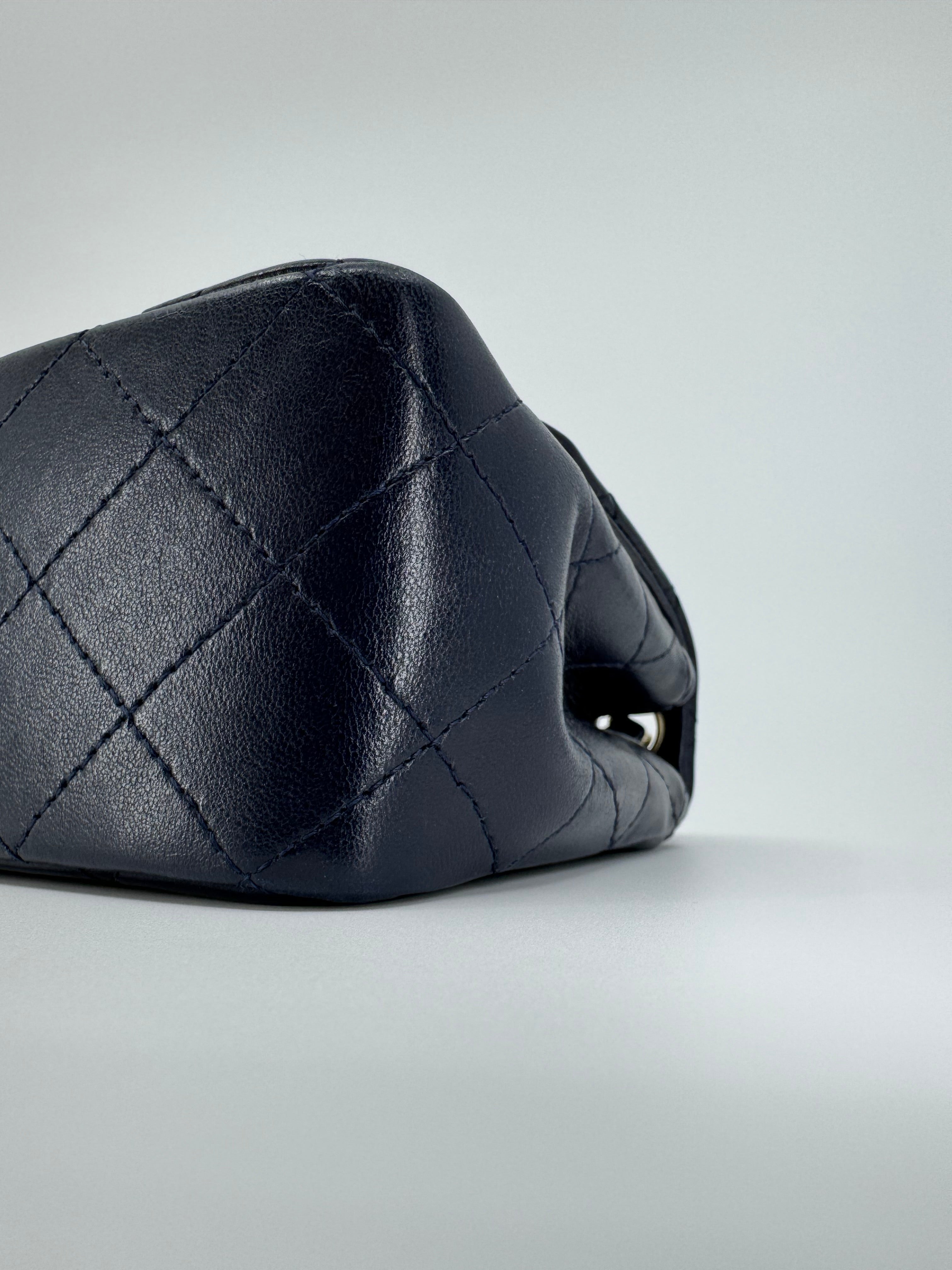 Chanel classic flap bag - Mini square